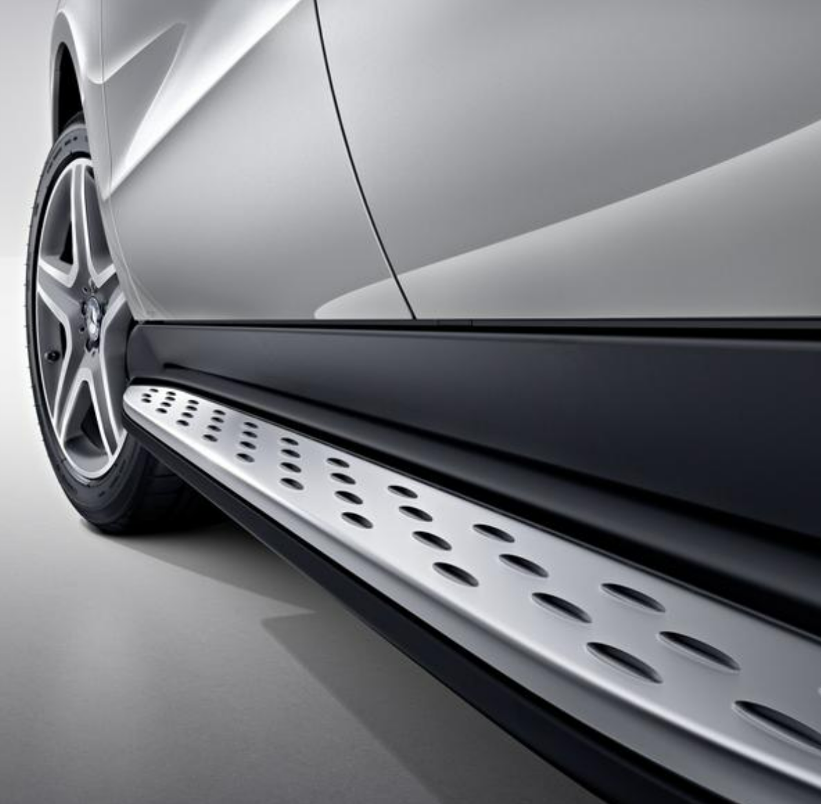 Running board, in aluminum look with rubber studs